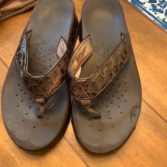 Volatile sandals